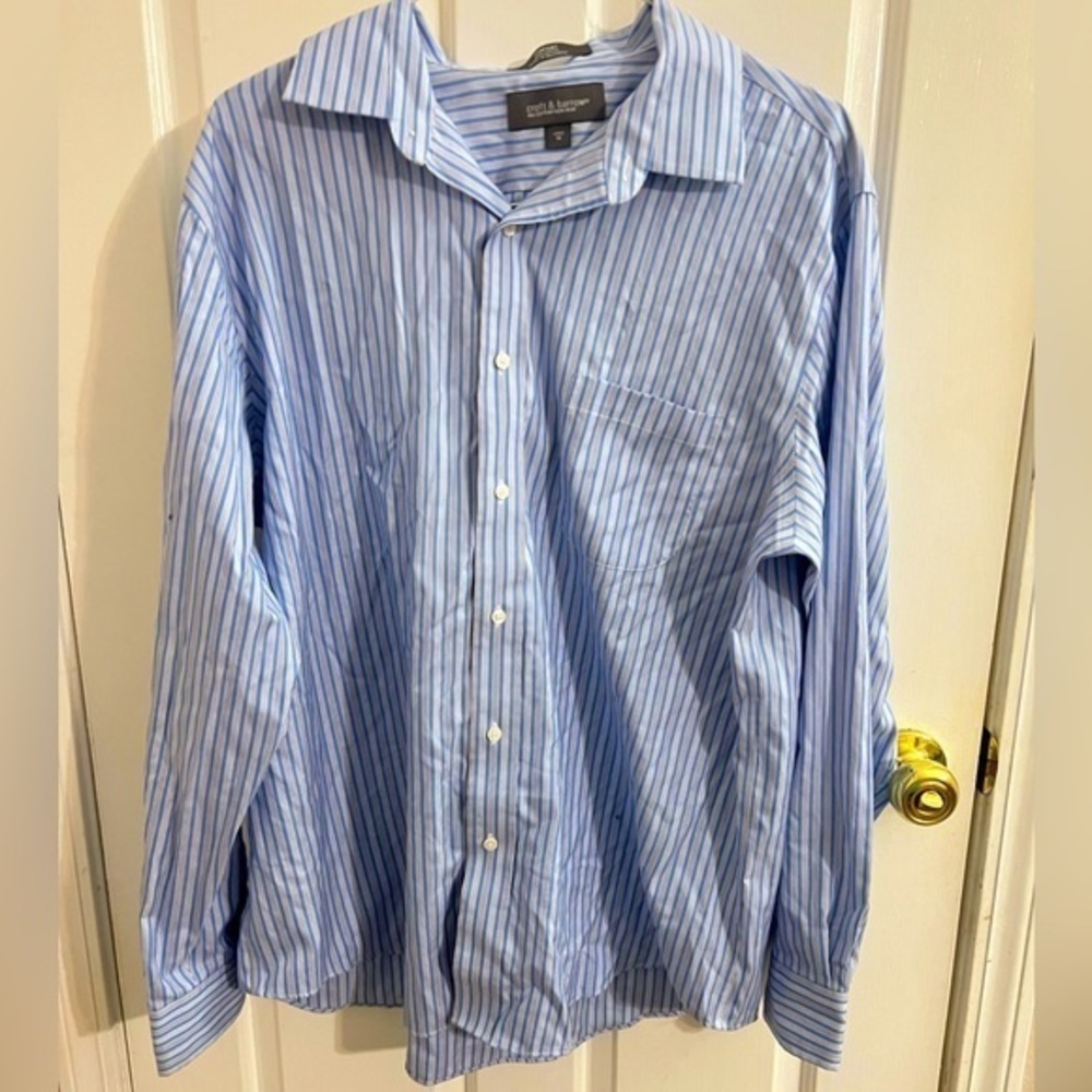 Men’s long sleeve button down dress shirt. Croft & Barrow. Blue and white.